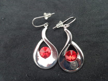 Ohrhänger mit Crystal Swarovski Stein rot – Bild 2