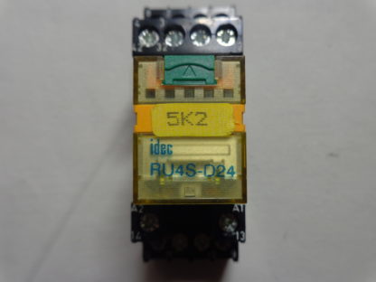 IDEC RU4S-D24 Relais mit Sockel