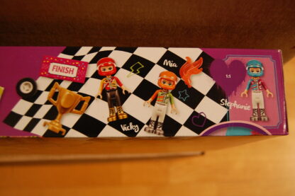 LEGO Friends 41352 Das große Rennen – Bild 3