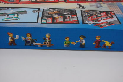 LEGO® City 60423 Straßenbahn mit Haltestelle – Bild 3