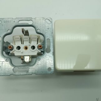 Jung 29210303 Steckdose mit Zentralstück 05210367 Steckdose mit Klappdeckel cremeweiß