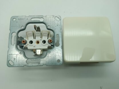 Jung 29210303 Steckdose mit Zentralstück 05210367 Steckdose mit Klappdeckel cremeweiß