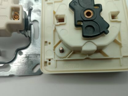 Jung 29210303 Steckdose mit Zentralstück 05210367 Steckdose mit Klappdeckel cremeweiß – Bild 3