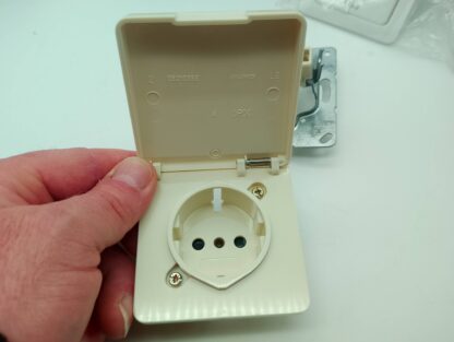 Jung 29210303 Steckdose mit Zentralstück 05210367 Steckdose mit Klappdeckel cremeweiß – Bild 4
