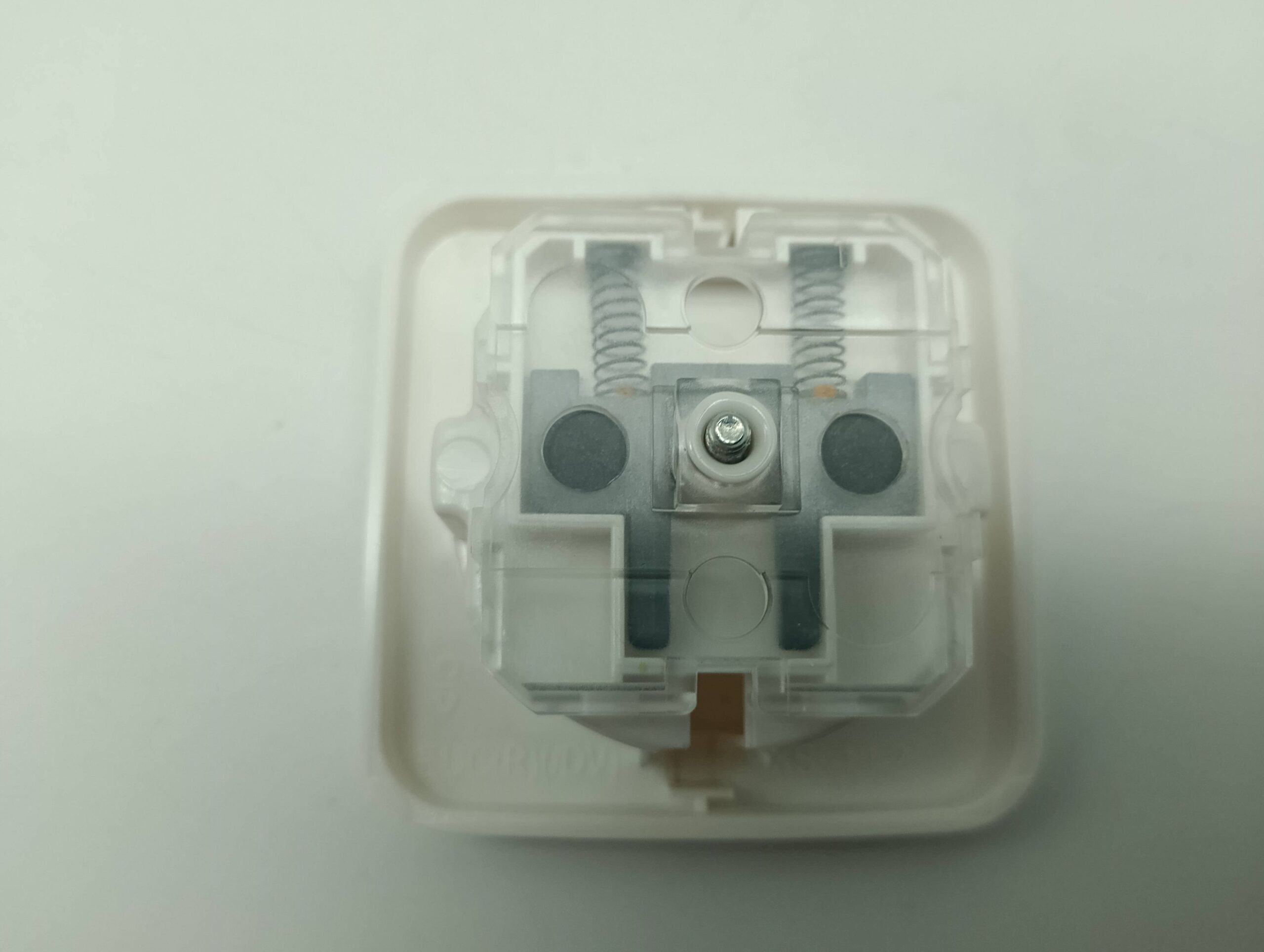 Busch und Jäger 0531-4-1907 Steckdoseneinsatz/Zentralstück, mit erhöhtem Berührungsschutz, Kindersicherung alpinweiß – Bild 2