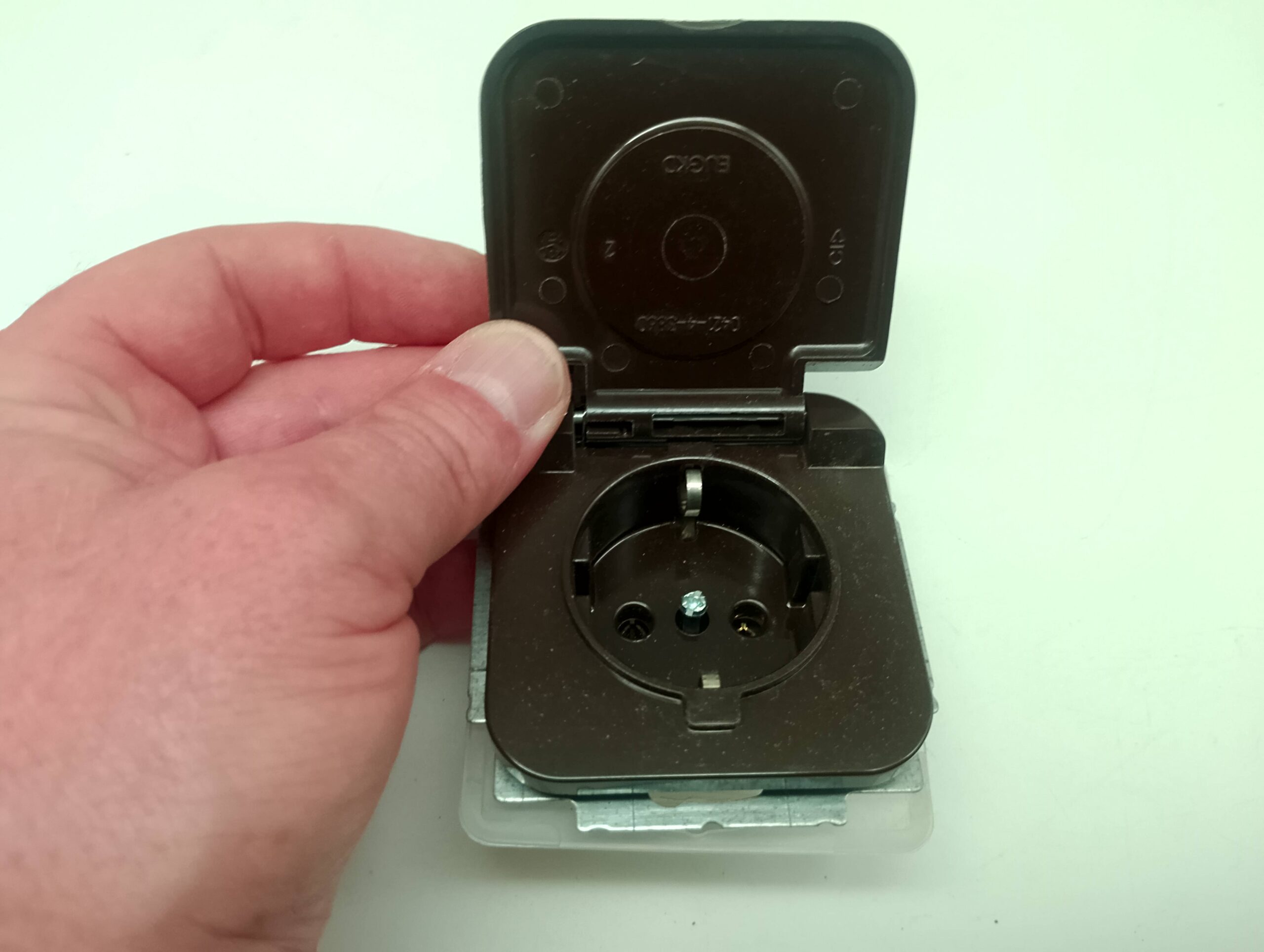 Busch und Jäger Duro 2000, Schuko Steckdose mit Klappdeckel, 2300 EUGKD-41, braun, WLX Kombi NEU – Bild 2