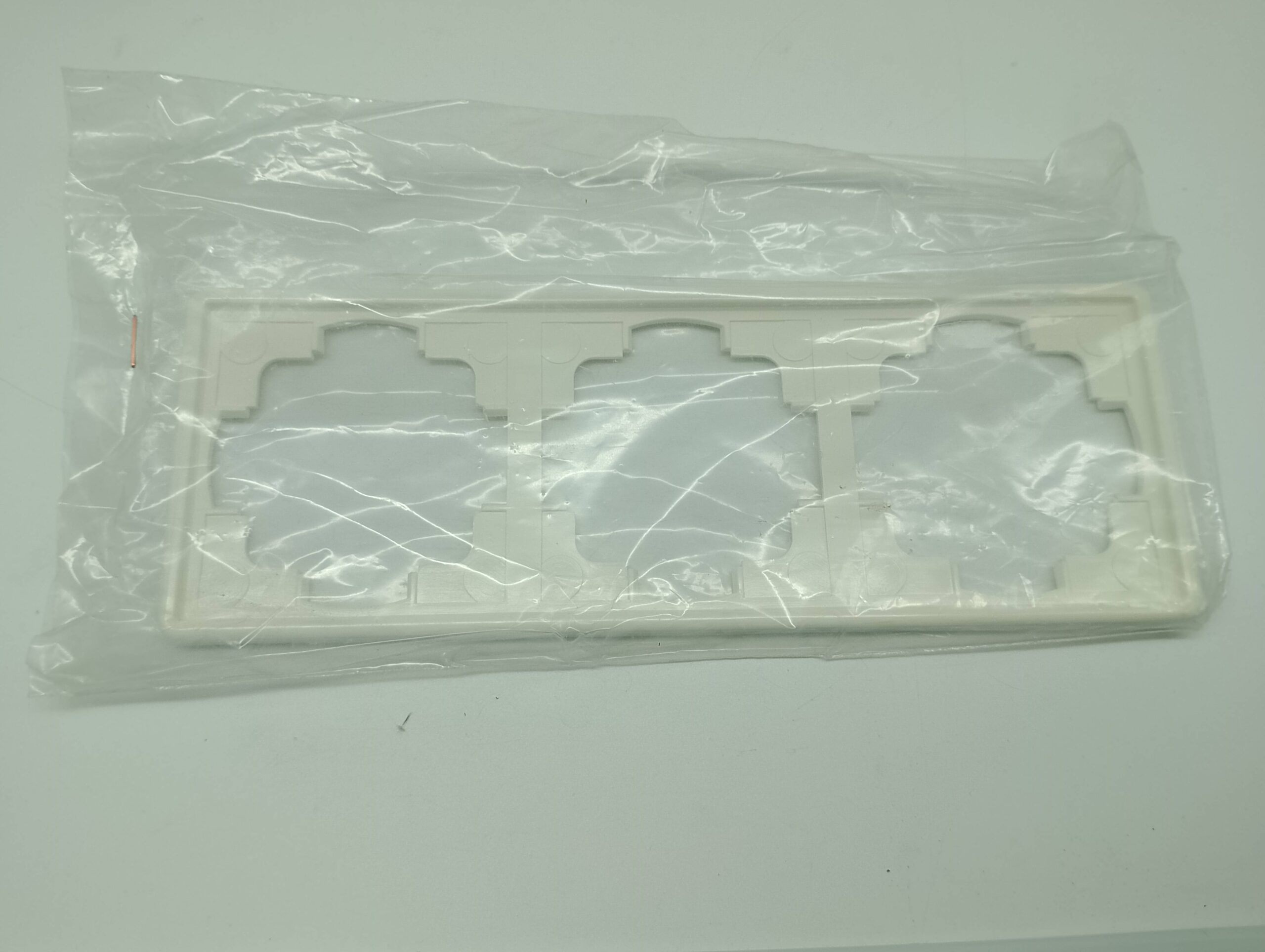 Gira 3fach Rahmen 483 cremeweiß NEU