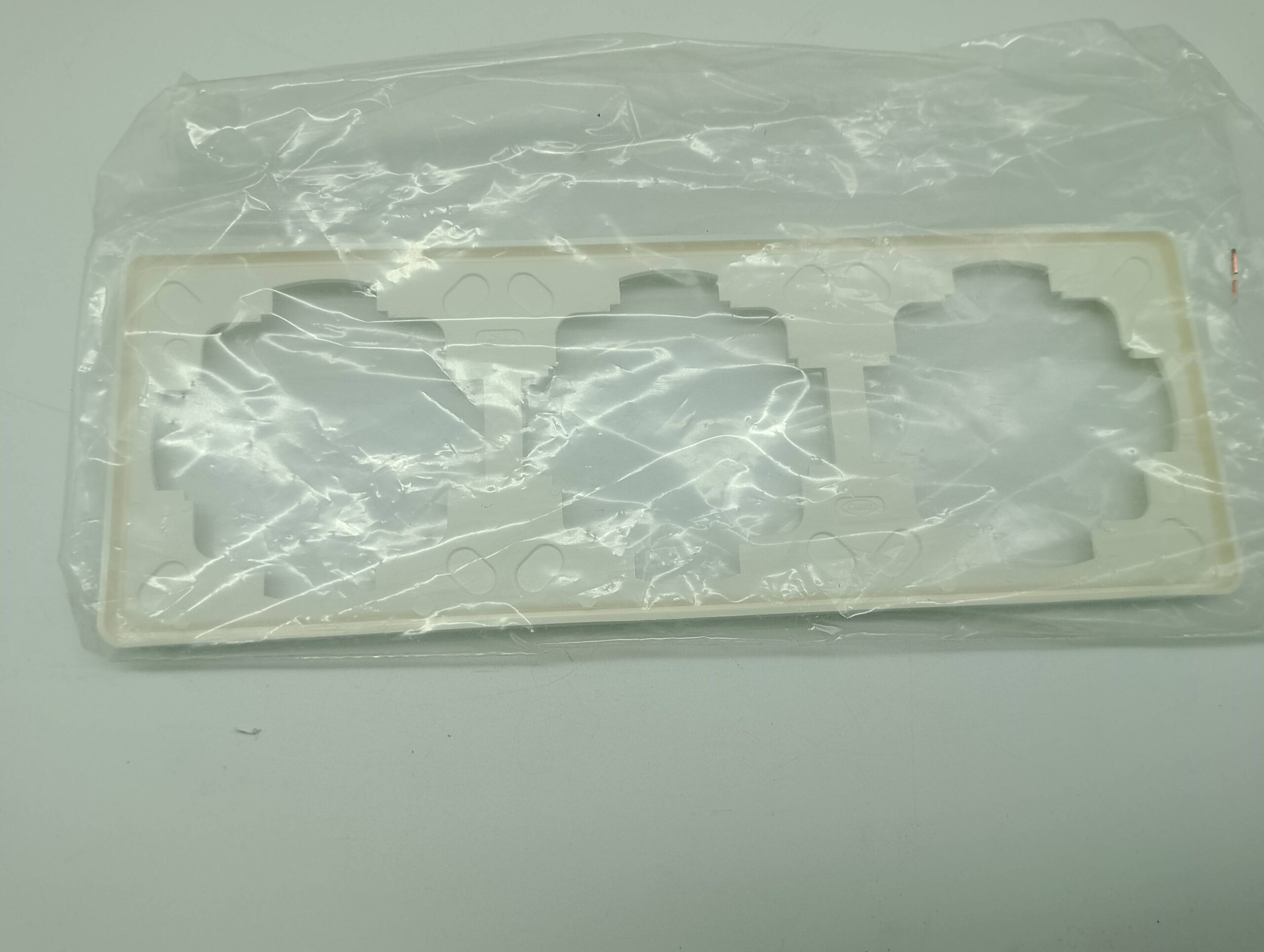 Gira 3fach Rahmen 483 cremeweiß NEU – Bild 2