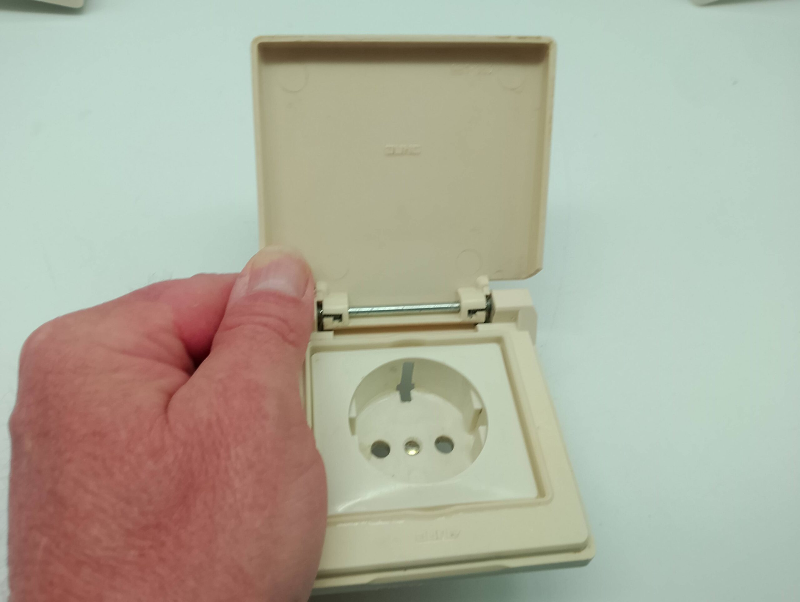 Jung Zentralstück Steckdoseneinsatz mit Klappdeckel 981-352 – Bild 3
