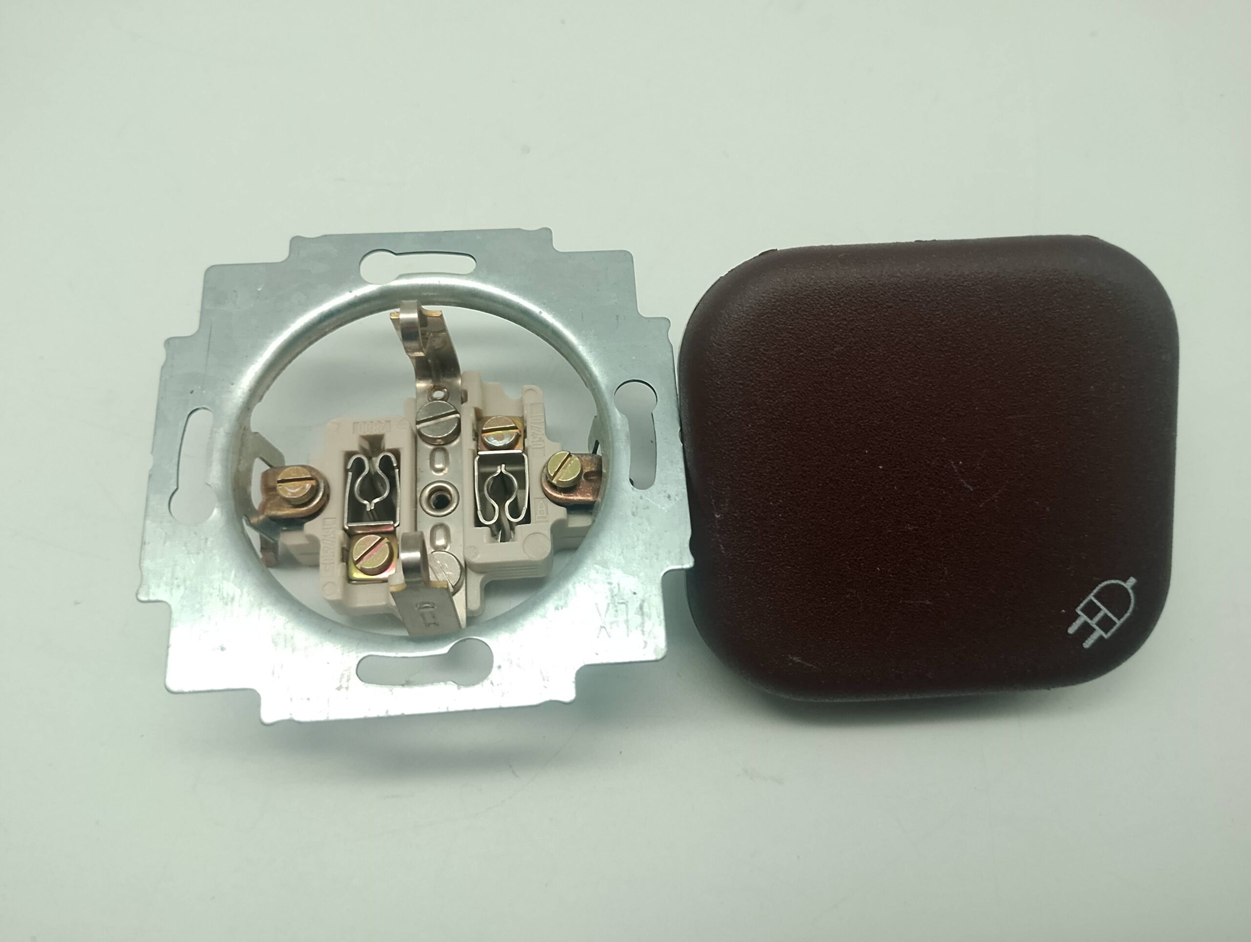 Busch und Jäger Steckdose 2300 0478-4-3824 + Zentralstück mit Klappdeckel 0401-4-4136 NEU