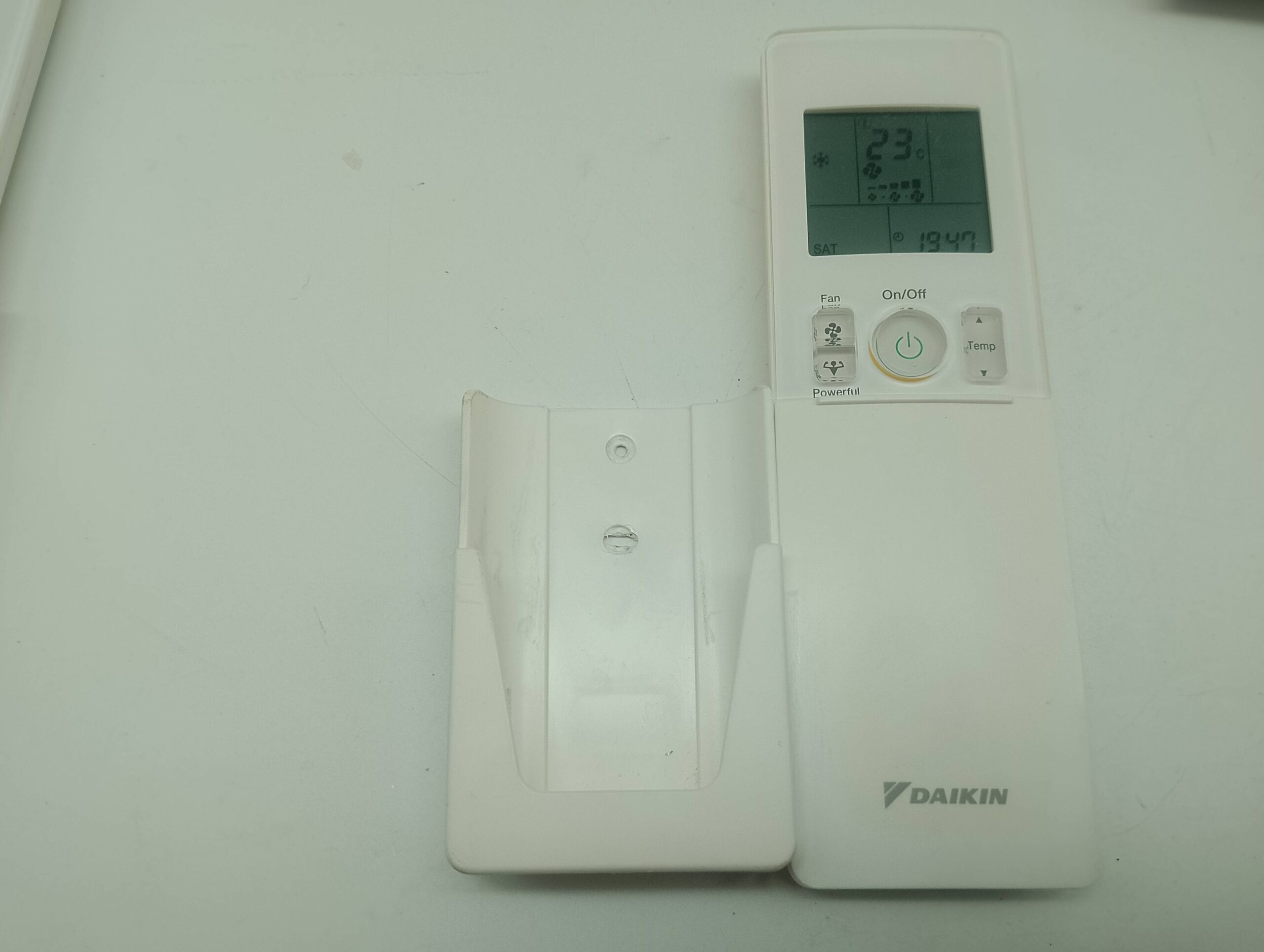 Daikin Fernbedienung mit Wandhalterung – Bild 2