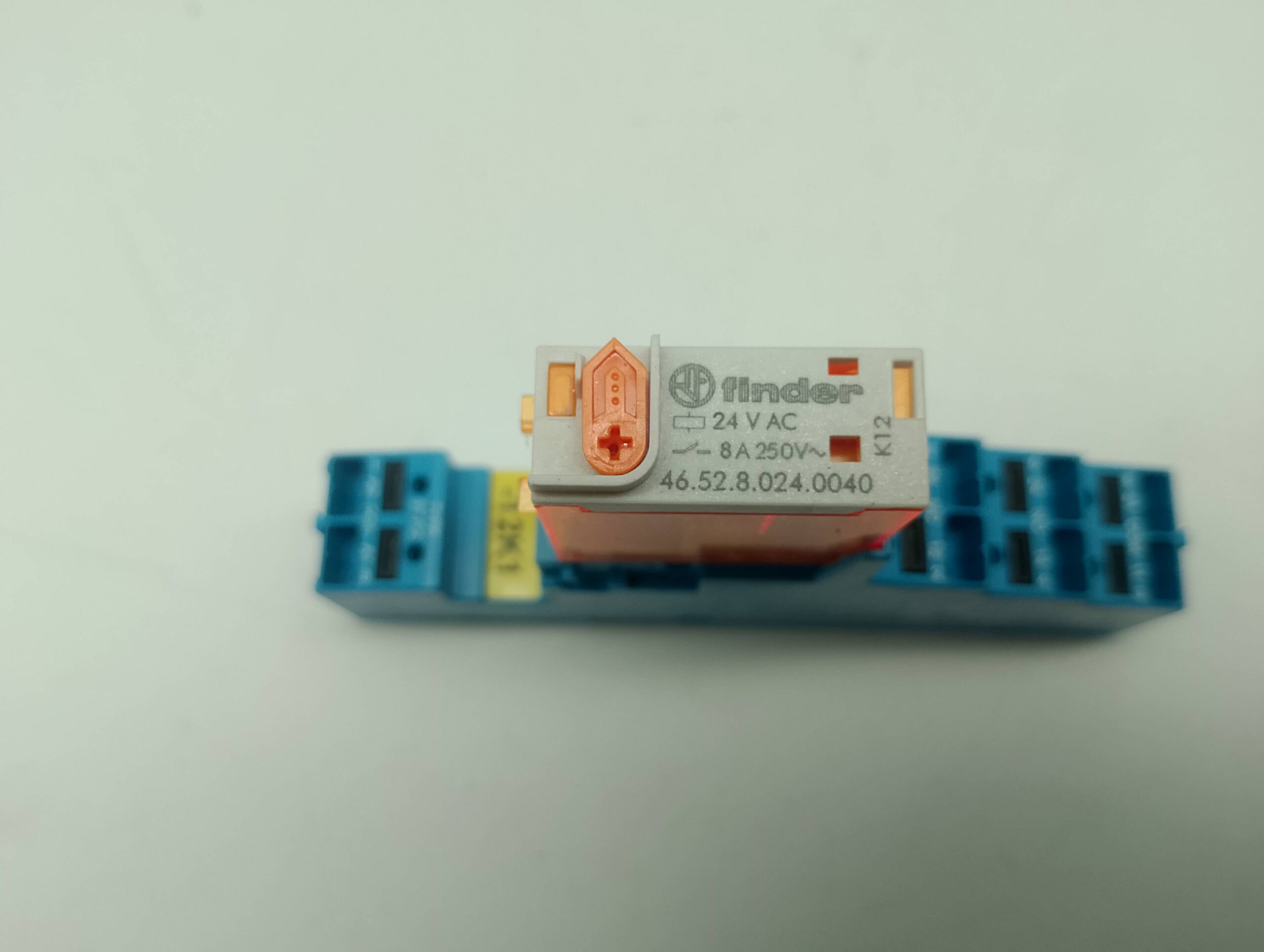 Finder 46.52.8.024.0040 Relais 24V AC 8A 250V Sockel 97.P2 – Bild 2