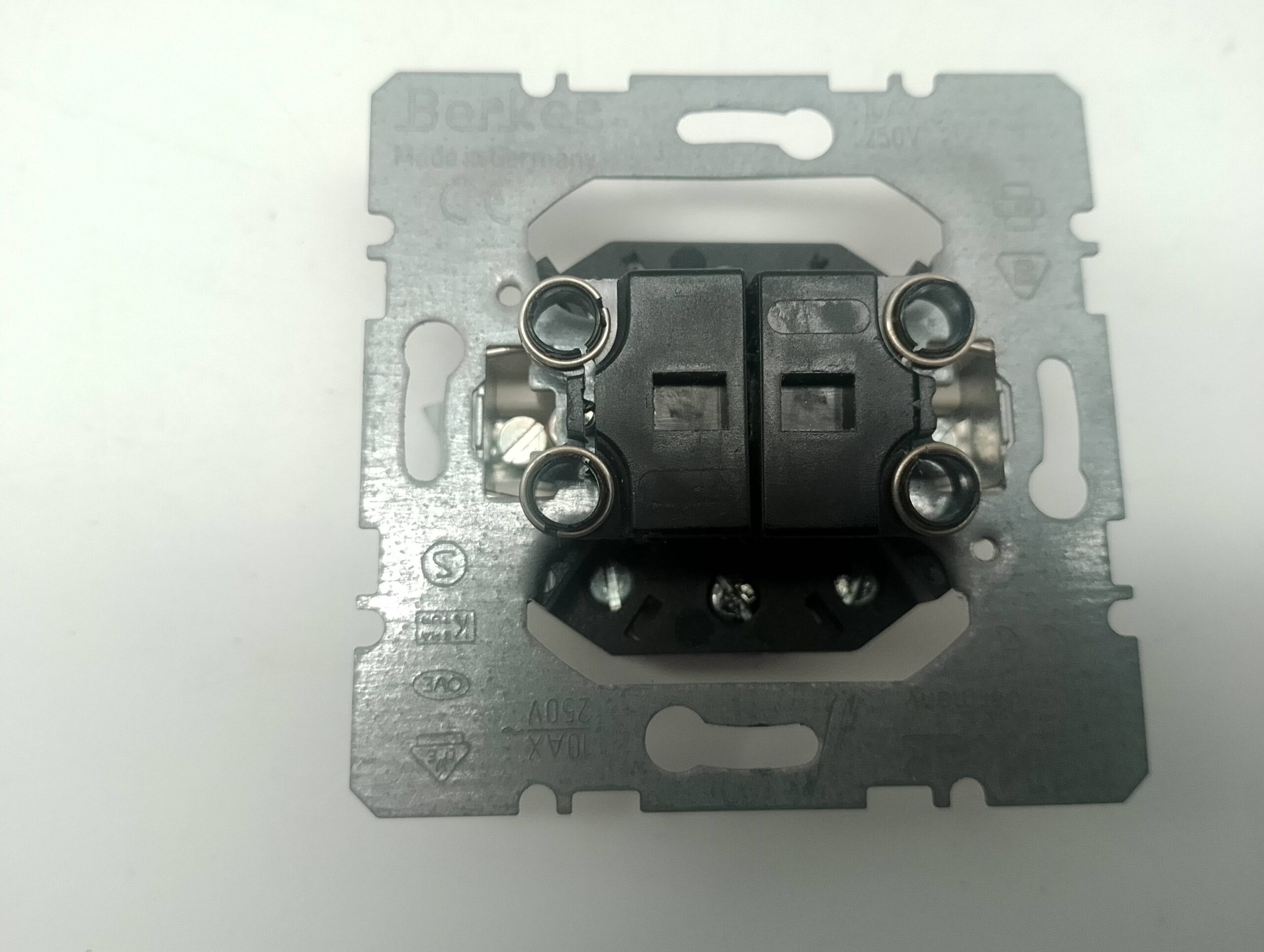 Berker Doppel-Schaltereinsatz Taster mit Kennzeichnung 21806 – 10 AX, 250 V – gebraucht