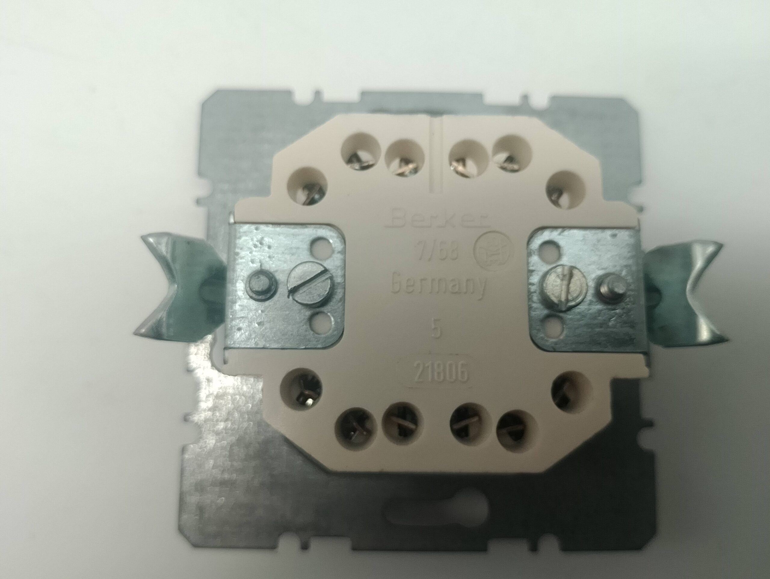 Berker Doppel-Schaltereinsatz Taster mit Kennzeichnung 21806 – 10 AX, 250 V – gebraucht – Bild 2