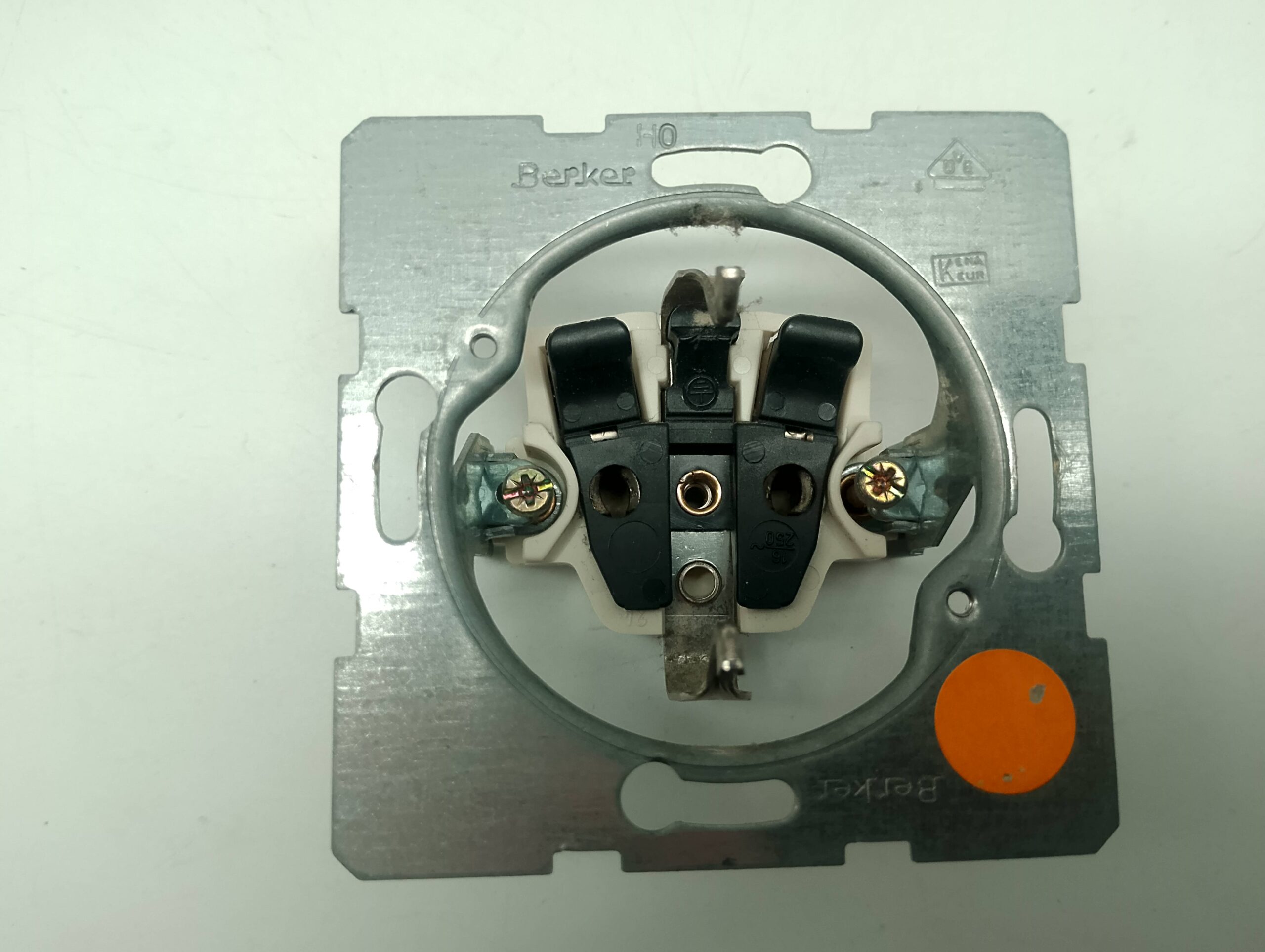Berker SCHUKO-Steckdoseneinsatz – Kennzeichnung 22520, 16 A, 250 V – gebraucht