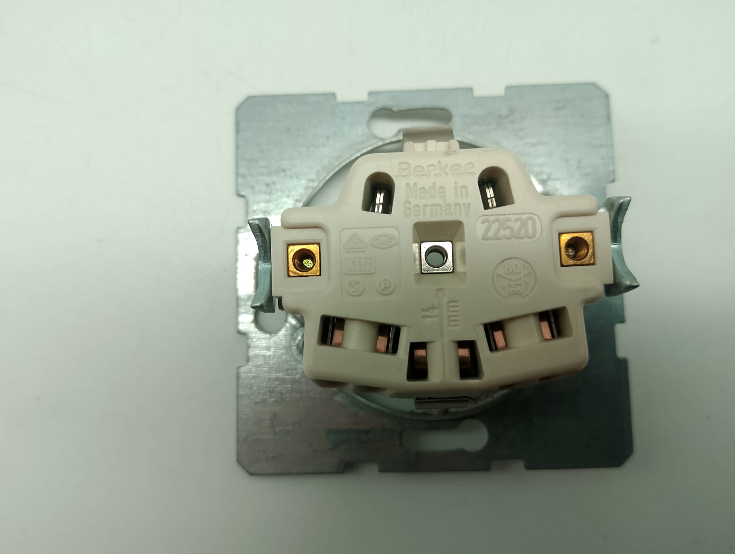 Berker SCHUKO-Steckdoseneinsatz – Kennzeichnung 22520, 16 A, 250 V – gebraucht – Bild 2