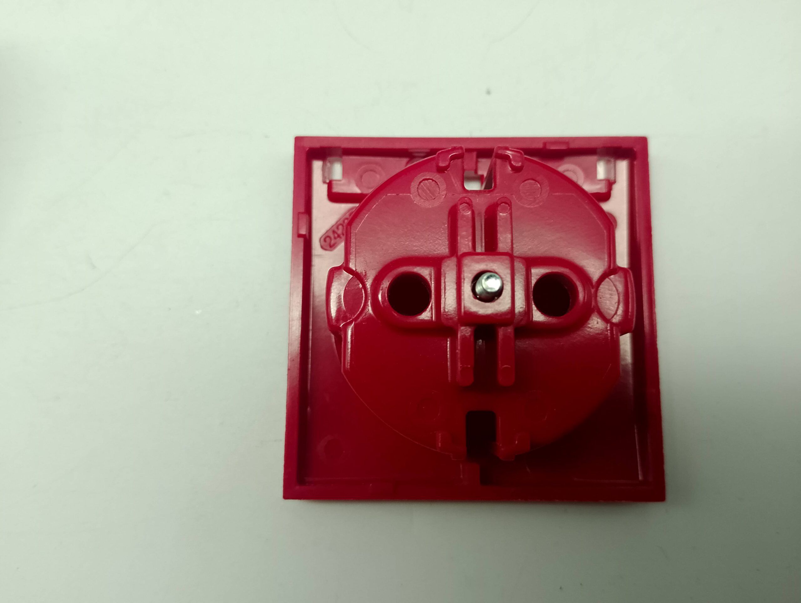 Berker 24236 Steckdosen-Zentralabdeckung mit Beschriftungsfeld – rot – gebraucht – Bild 2