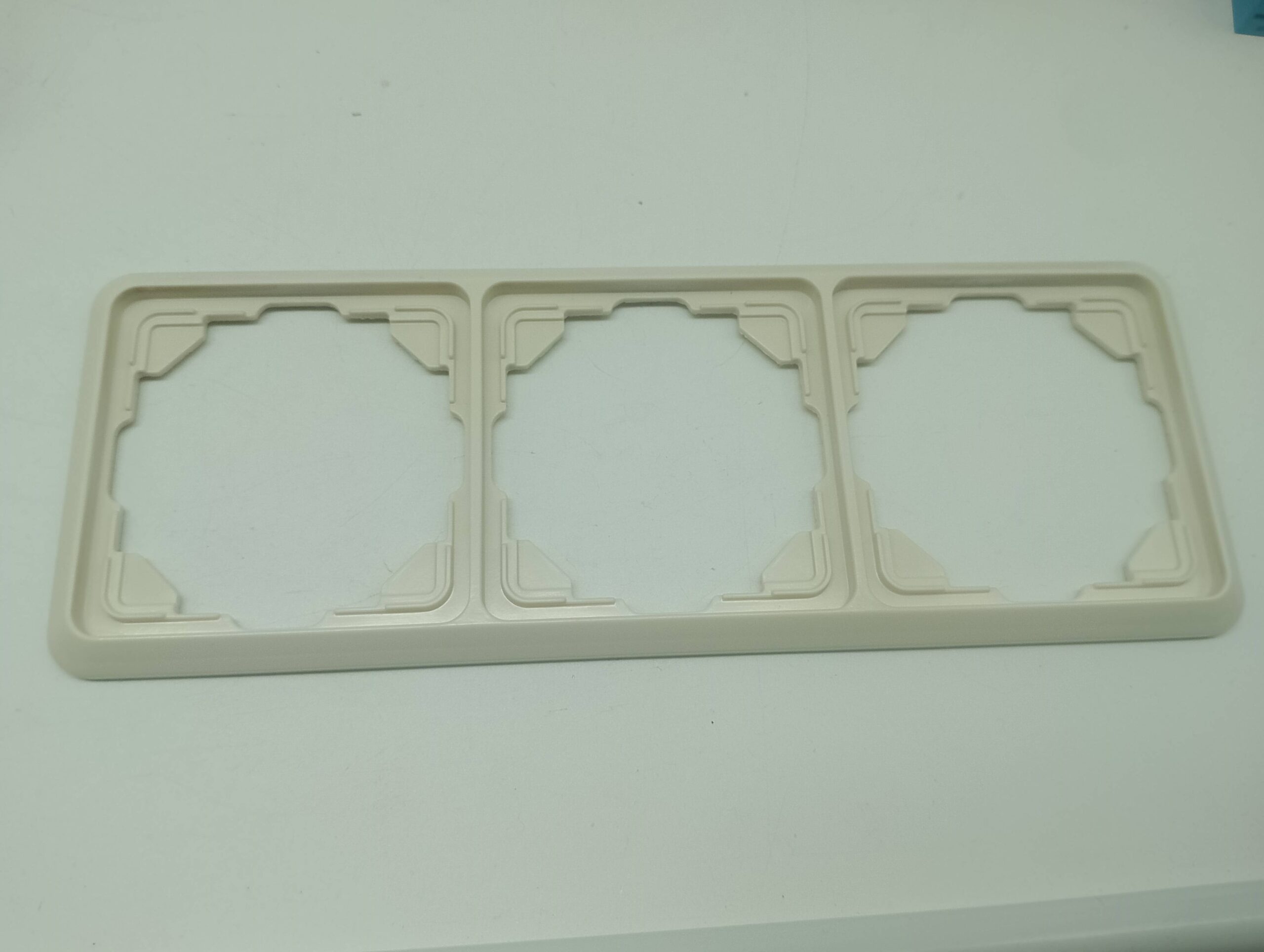 JUNG ST5505583 3-fach-Abdeckrahmen – 05830305 – cremeweiß – gebraucht
