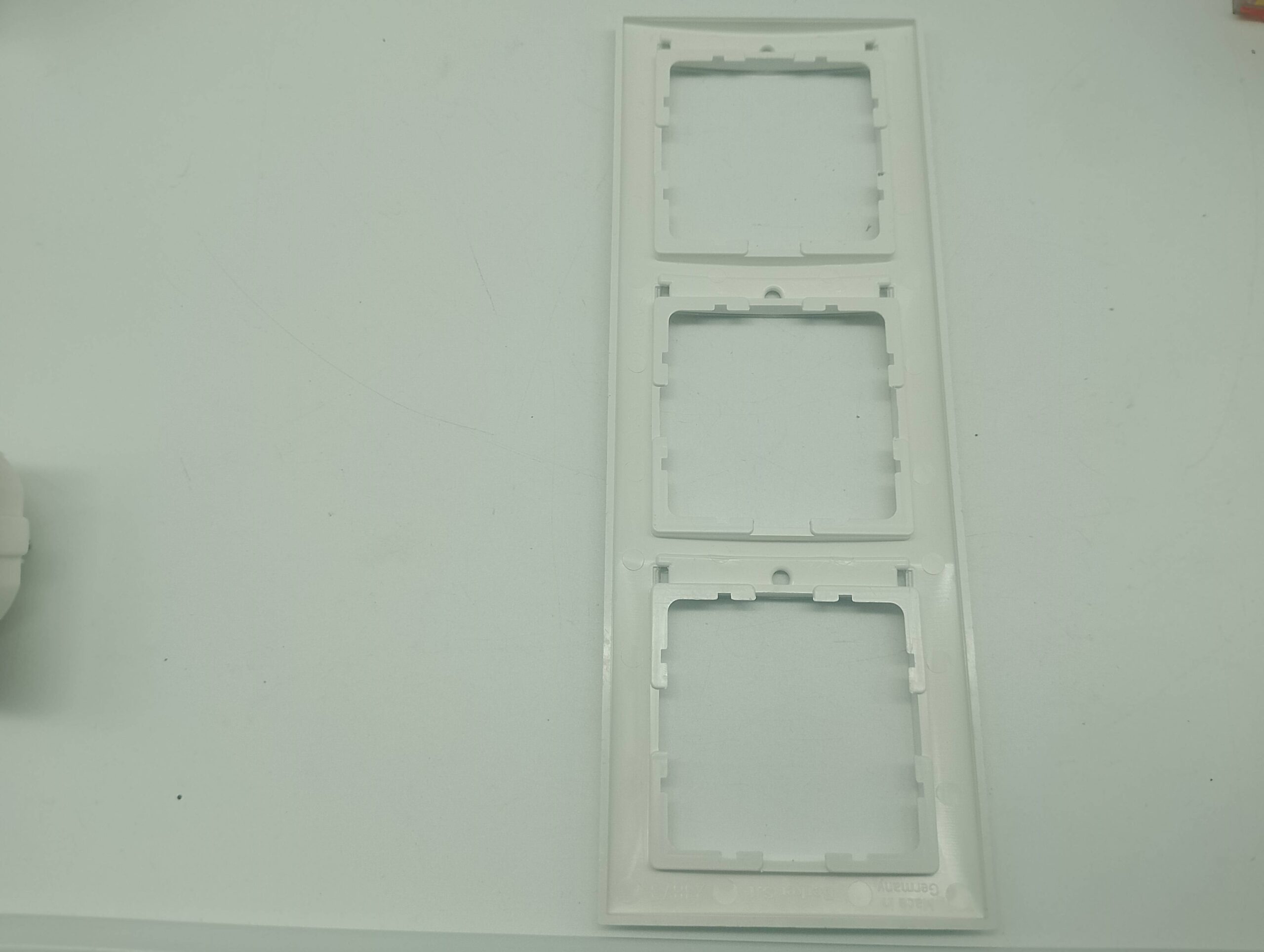 Berker S.1 23873 3-fach-Abdeckrahmen mit Beschriftungsfeldern – polarweiß-senkrecht – Bild 2