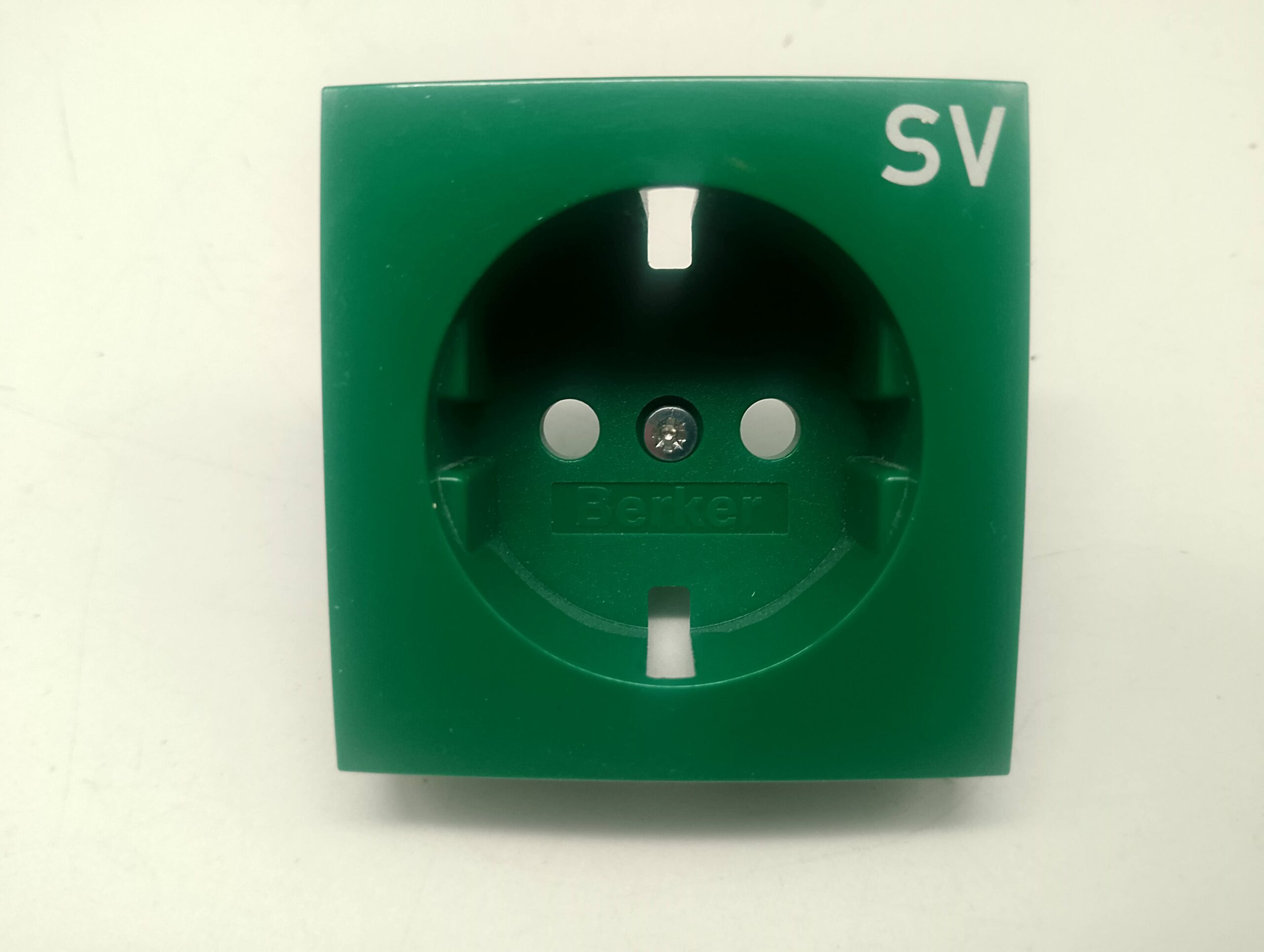 Berker S.1 24216 Steckdosen-Zentralabdeckung – grün mit Aufdruck „SV“